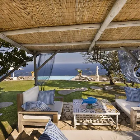 Sleeps 8 Pool Air Con