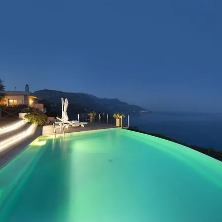 Sleeps 8 Pool Air Con