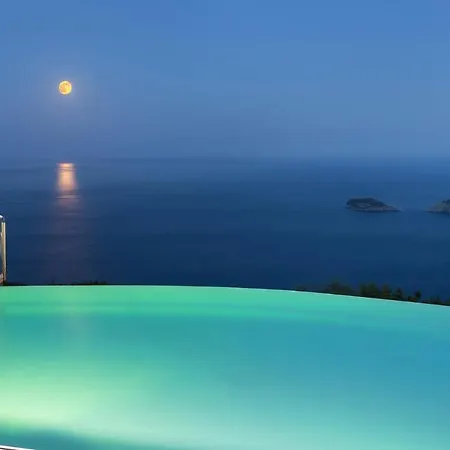 Sleeps 8 Pool Air Con Villa