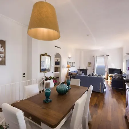 Sleeps 8 Pool Air Con